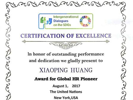 联合国NGO主席Bruce Knotts为黄小平授予并亲自颁发“Global HR Pioneer“荣誉