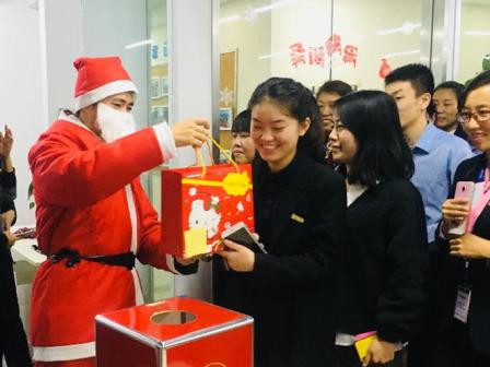 锐仕方达北京总部圣诞节欢乐祝福大派送 董事长黄小平变身圣诞老人